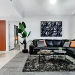 2 Bedroom 1 Bathroom Apartment - Centre Of Surfers Paradise, Chevron Renaissance